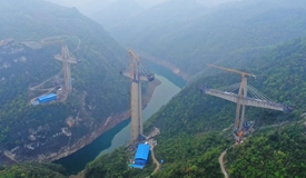 瓮马铁路南北延伸线项目湘江特大桥索塔顺利封顶