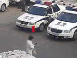 怕迟到，女子开车去交警队考科目一